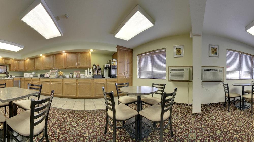Super 8 By Wyndham Manhattan Ks Esterno foto