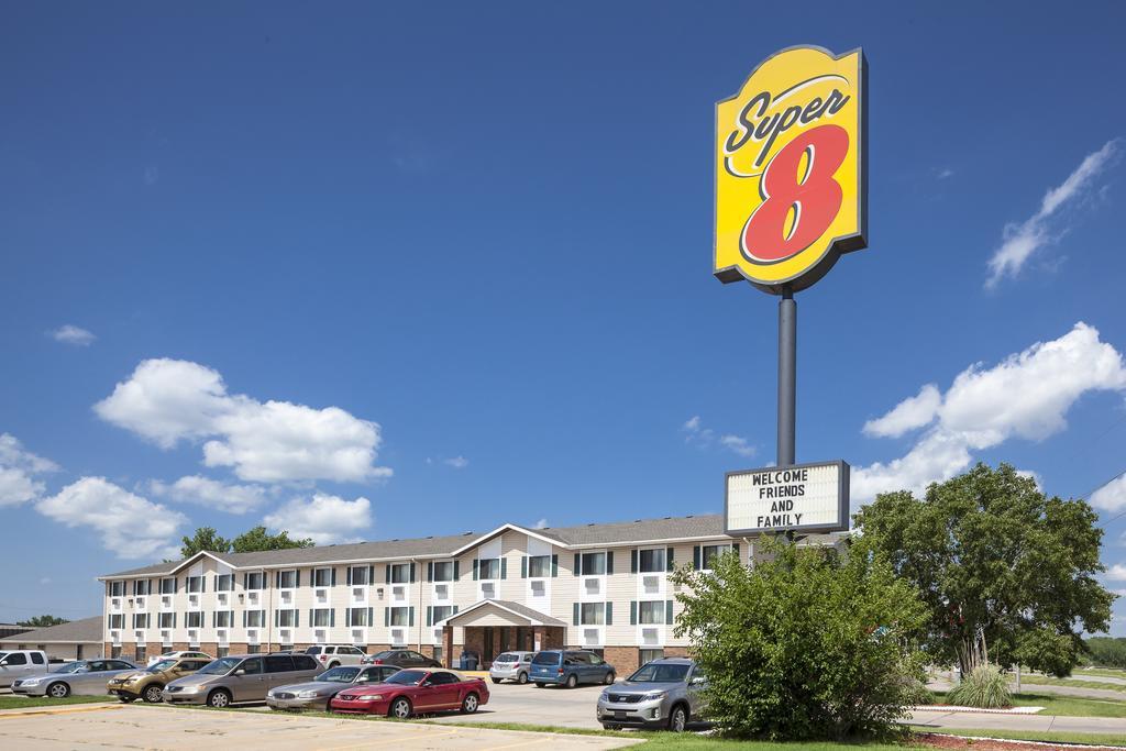 Super 8 By Wyndham Manhattan Ks Esterno foto