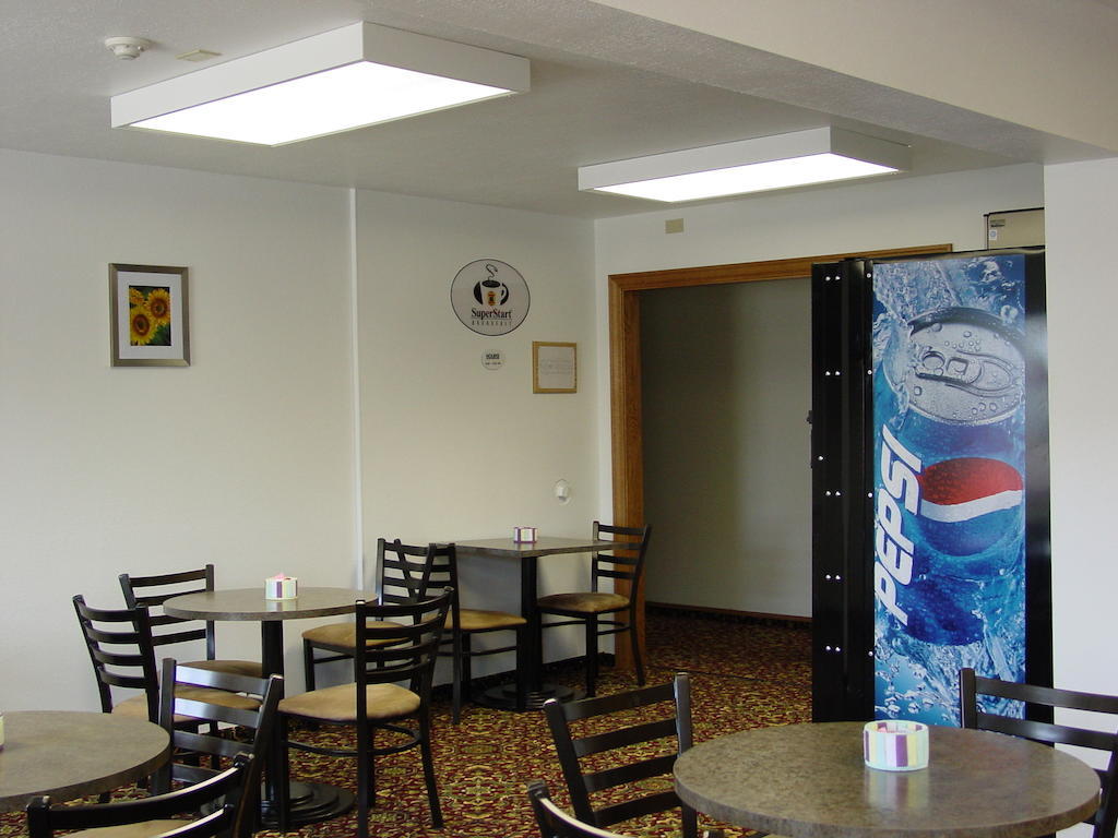 Super 8 By Wyndham Manhattan Ks Esterno foto