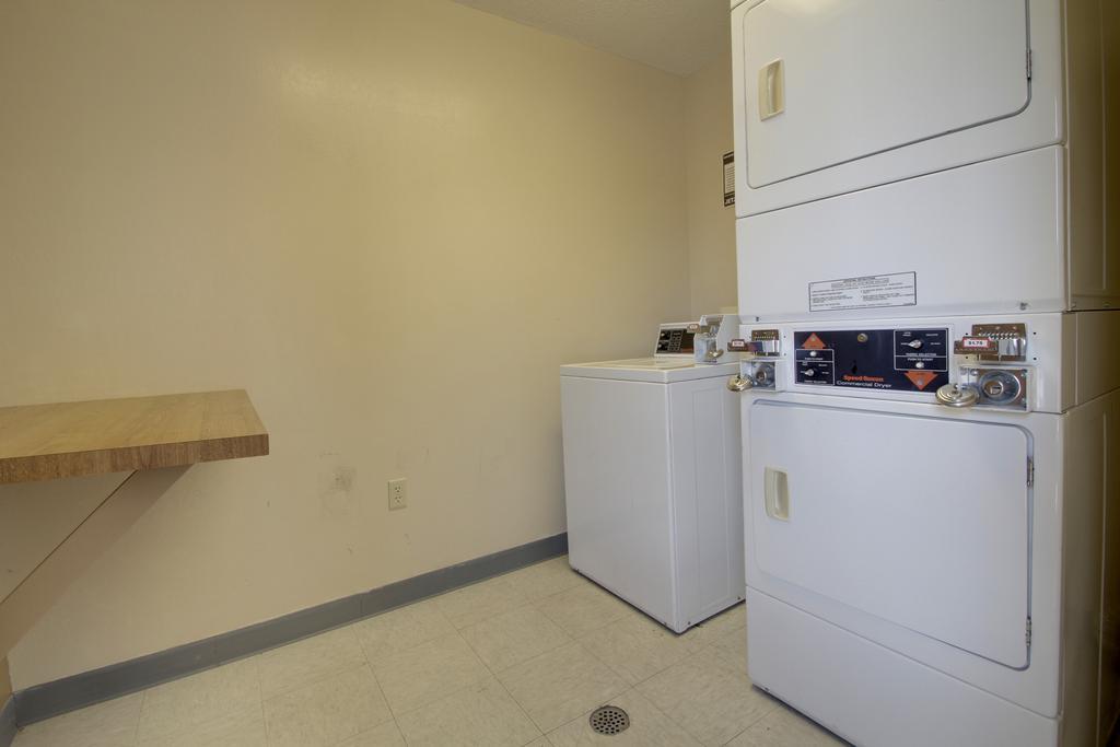 Super 8 By Wyndham Manhattan Ks Esterno foto