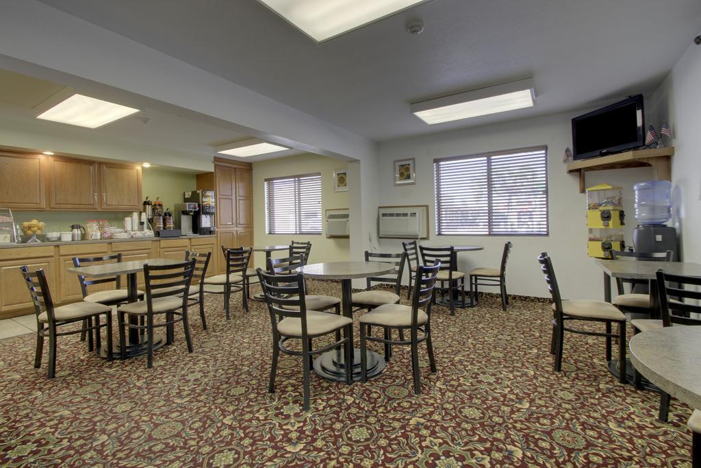 Super 8 By Wyndham Manhattan Ks Ristorante foto